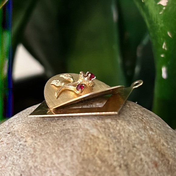 14k gold and ruby vintage charm or pendant - Picture 4 of 5
